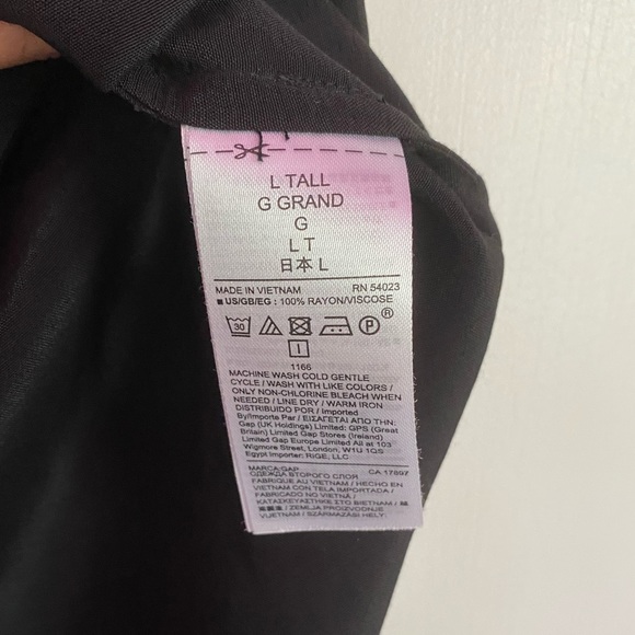 Sleeveless Top with V neck - Picture 4 of 4